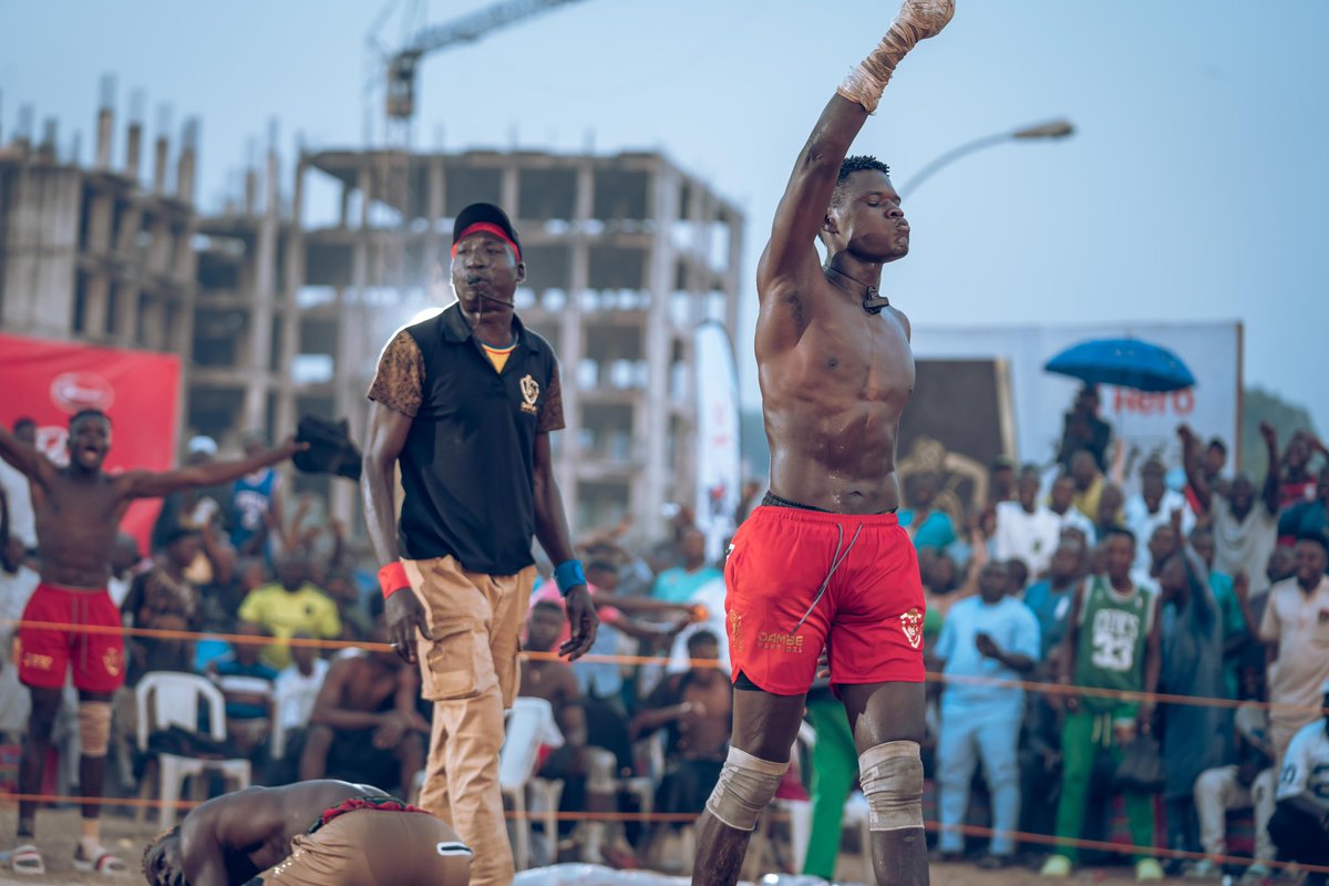DambeWarriors's tweet image. DAMBE WARRIORS honor and tradition was on display in NIGER, so much so that even some crowd members tried to show off their strength!

#dambewarriors
#dambe
#combatsports
#nigeria
#africanculture
#knockout
#fight
#crowdmoments
#Season02
#Niger