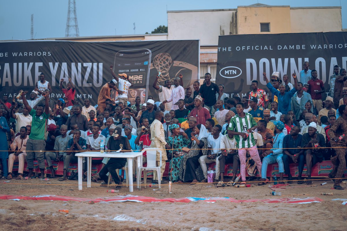 DambeWarriors's tweet image. DAMBE WARRIORS honor and tradition was on display in NIGER, so much so that even some crowd members tried to show off their strength!

#dambewarriors
#dambe
#combatsports
#nigeria
#africanculture
#knockout
#fight
#crowdmoments
#Season02
#Niger