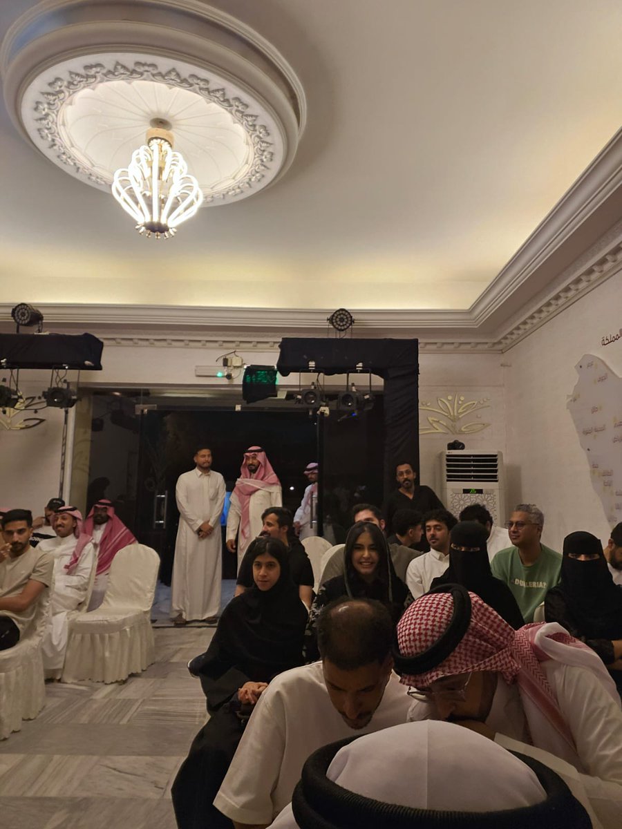 albazei's tweet photo. حضرت مساء الخميس عرضاً لمسرحية "أمنيات" في مقر جمعية الثقافة والفنون بالرياض وكان عرضاً مختلفاً بانتمائه لما يعرف بالمسرح المفتوح حيث اس��عمل مبنى إدارة الجمعية نفسه مسرحاً لأحداث مزجت الدراما بالكوميديا وكان نايف الفواز نجم العرض مع أن الجميع أدوا أدوارهم بصورة لافتة. شكراً لجمعية الثقافة بالرياض إتاحتها الفرصة لمشاهدة المسرحية.