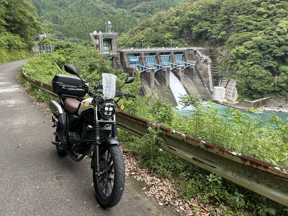 beaton183's tweet photo. 今日は高知山奥の平鍋ダム、久木ダム、魚梁瀬ダムに行き、中岡慎太郎館でダムカードを貰ってきました。いやぁ結構疲れた…
#ダムカード 
#ダムカードツーリング https://t.co/vYE7o7PuZW