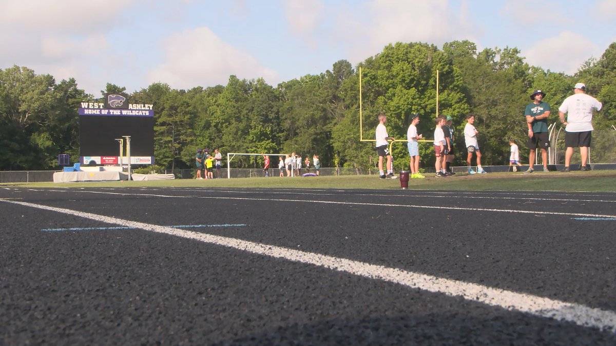 Super Bowl Champion &amp; <a href="/WA_WildcatsFB/">West Ashley H.S. Football</a> alum <a href="/bretttoth78/">Brett Toth</a> is back at his alma mater today hosting his first youth football camp. 

Hear from the <a href="/Eagles/">Philadelphia Eagles</a> offensive lineman tonight at 7 &amp; 11 on <a href="/Live5News/">Live5News</a>