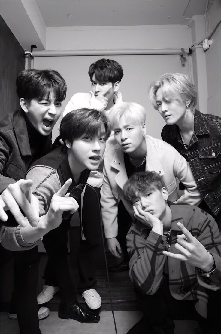 I love these iKON group photos so much 🥹 They just hit different