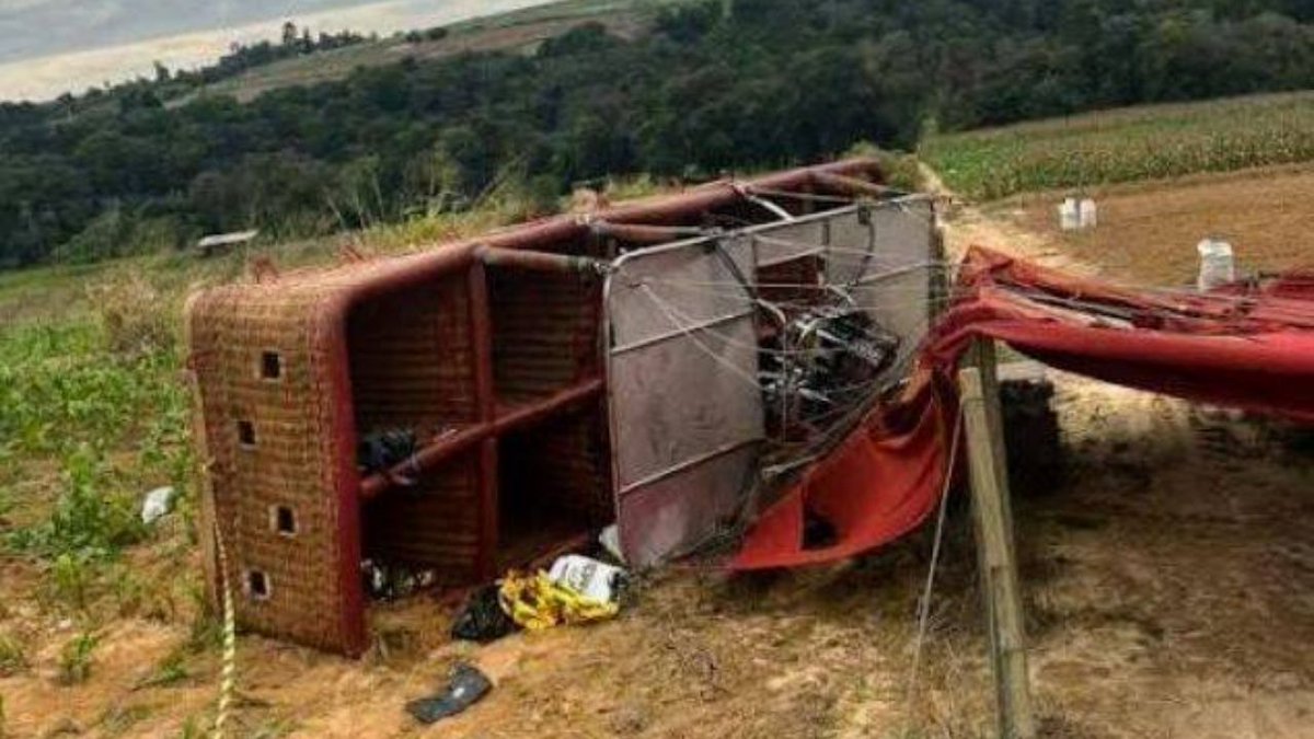 🚨 BREAKING: At least 8 dead after a hot air balloon carrying 22 people crashes in Praia Grande, Santa Catarina, Brazil.
#Brazil #HotAirBalloon #BreakingNews #SantaCatarina