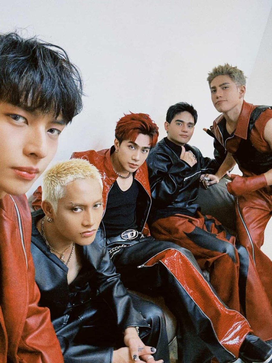 โ๏ฝก*๐ฎ๐๐๐๐๐โฌ โ๏ธ๐| (@_cherry05_) on Twitter photo Akala mo naman hindi mga halimaw sa stage. Bakit po ang ccute nyo dito, Stell? pablo? Please explain!
Ken, Josh and Justin? Bakit po nakakatunaw ang tingin?๐
SB19 UNLEASHED IN TAIWAN
<a href="/SB19Official/">SB19 Official</a> #SB19
#SB19atHitoPop2025 Akala mo naman hindi mga halimaw sa stage. Bakit po ang ccute nyo dito, Stell? pablo? Please explain!
Ken, Josh and Justin? Bakit po nakakatunaw ang tingin?๐
SB19 UNLEASHED IN TAIWAN
<a href="/SB19Official/">SB19 Official</a> #SB19
#SB19atHitoPop2025