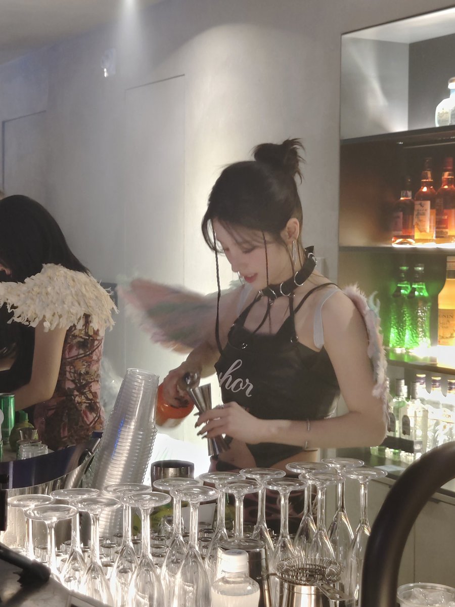 loopsartms's tweet photo. anyone know if the bartender is looking for a girlfriend? https://t.co/s7VqJOcWSw