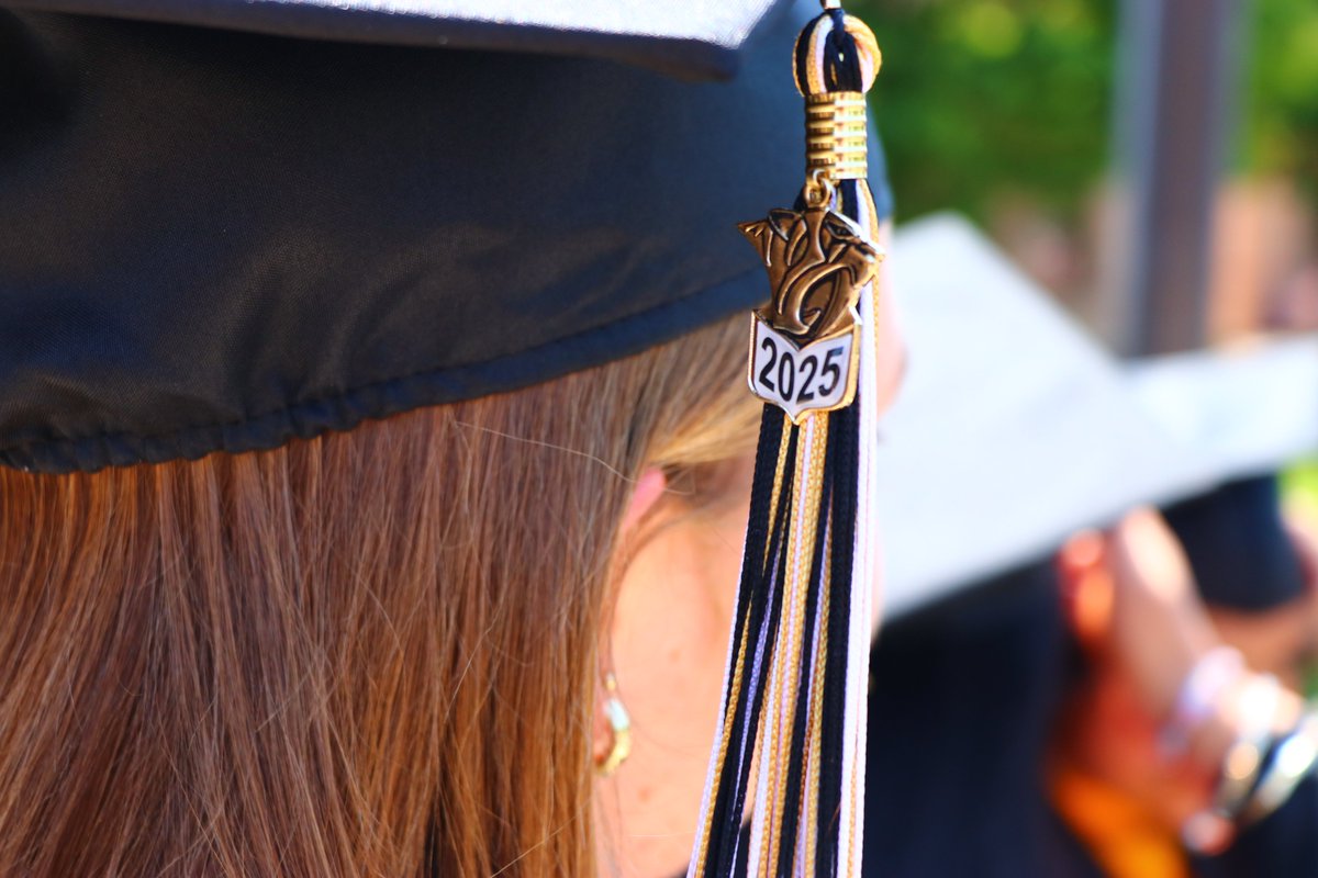 The Franklin Sabers (@franklinsabers) on Twitter photo 🎓🎉 Today celebrate our Class of 2025 seniors at the 4pm ceremony being held at <a href="/AmFamFieldMke/">AmericanFamilyField</a>. 💦 Please bring water and stay hydrated! 💦
All details, including 🌞heat advisory info🌞, 📺live stream link📺 & more on our webpage: franklin.k12.wi.us/franklin-high-… 🎓🎉 Today celebrate our Class of 2025 seniors at the 4pm ceremony being held at <a href="/AmFamFieldMke/">AmericanFamilyField</a>. 💦 Please bring water and stay hydrated! 💦
All details, including 🌞heat advisory info🌞, 📺live stream link📺 & more on our webpage: franklin.k12.wi.us/franklin-high-…