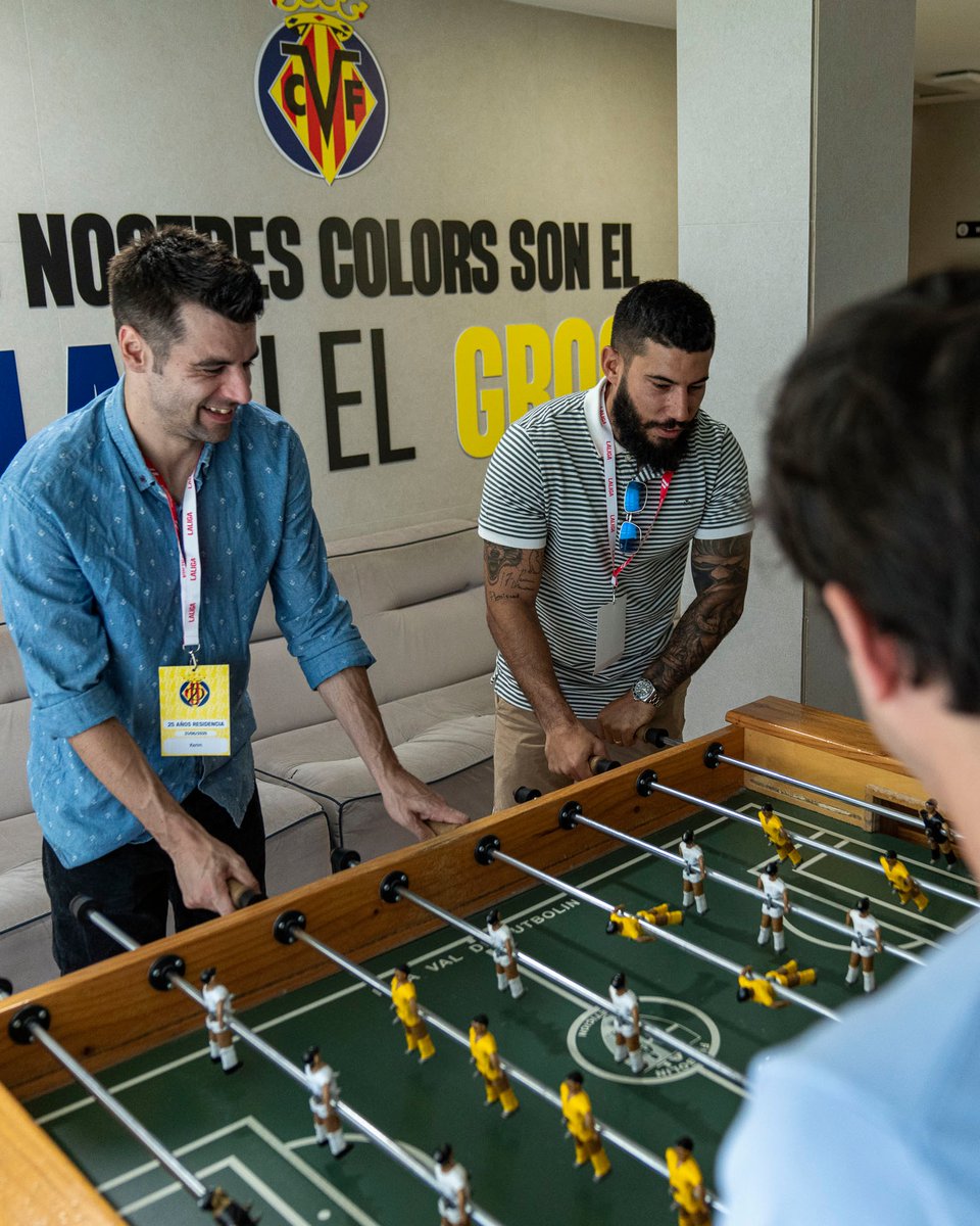 VillarrealCF's tweet photo. Día de emociones fuertes 💛

Qué felices estamos por volver a reencontrarnos con nuestros excanteranos. 

Todos vosotros habéis contribuido a que el Villarreal CF sea lo que es hoy en día. 

GRACIAS a todos por haberos subido al Submarino 👏🏻

Vila-real siempre será vuestra casa 🏡