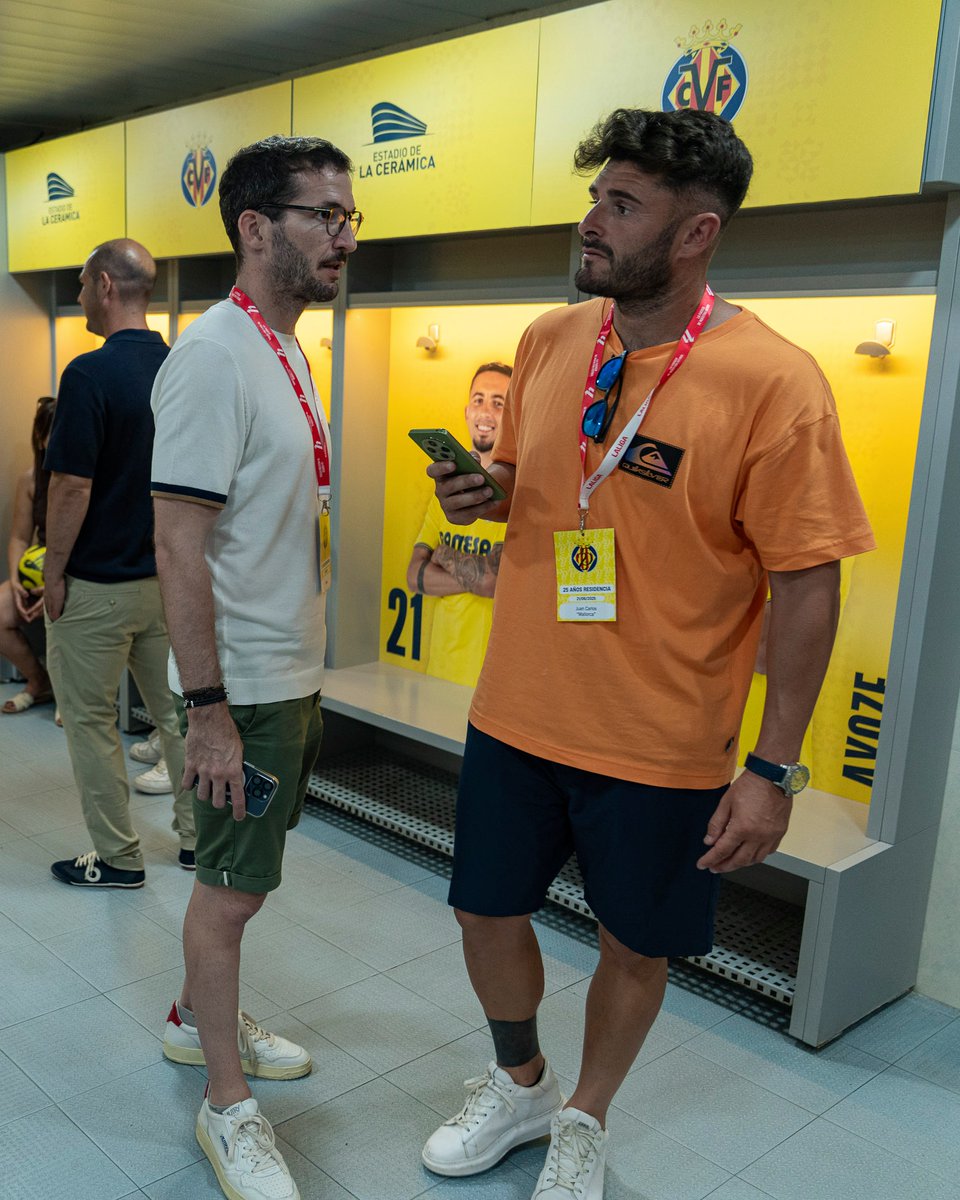 VillarrealCF's tweet photo. Día de emociones fuertes 💛

Qué felices estamos por volver a reencontrarnos con nuestros excanteranos. 

Todos vosotros habéis contribuido a que el Villarreal CF sea lo que es hoy en día. 

GRACIAS a todos por haberos subido al Submarino 👏🏻

Vila-real siempre será vuestra casa 🏡