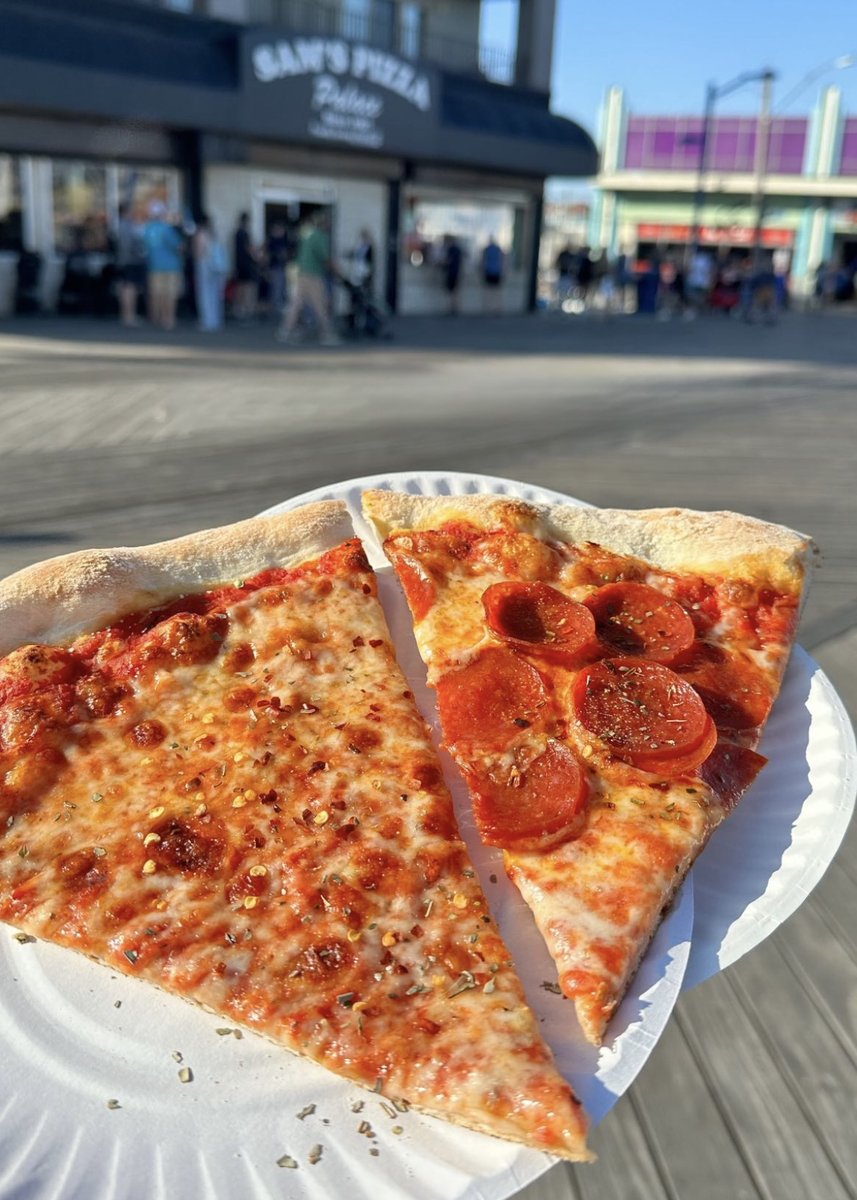 Summer starts at Sam’s Pizza 😋🍕