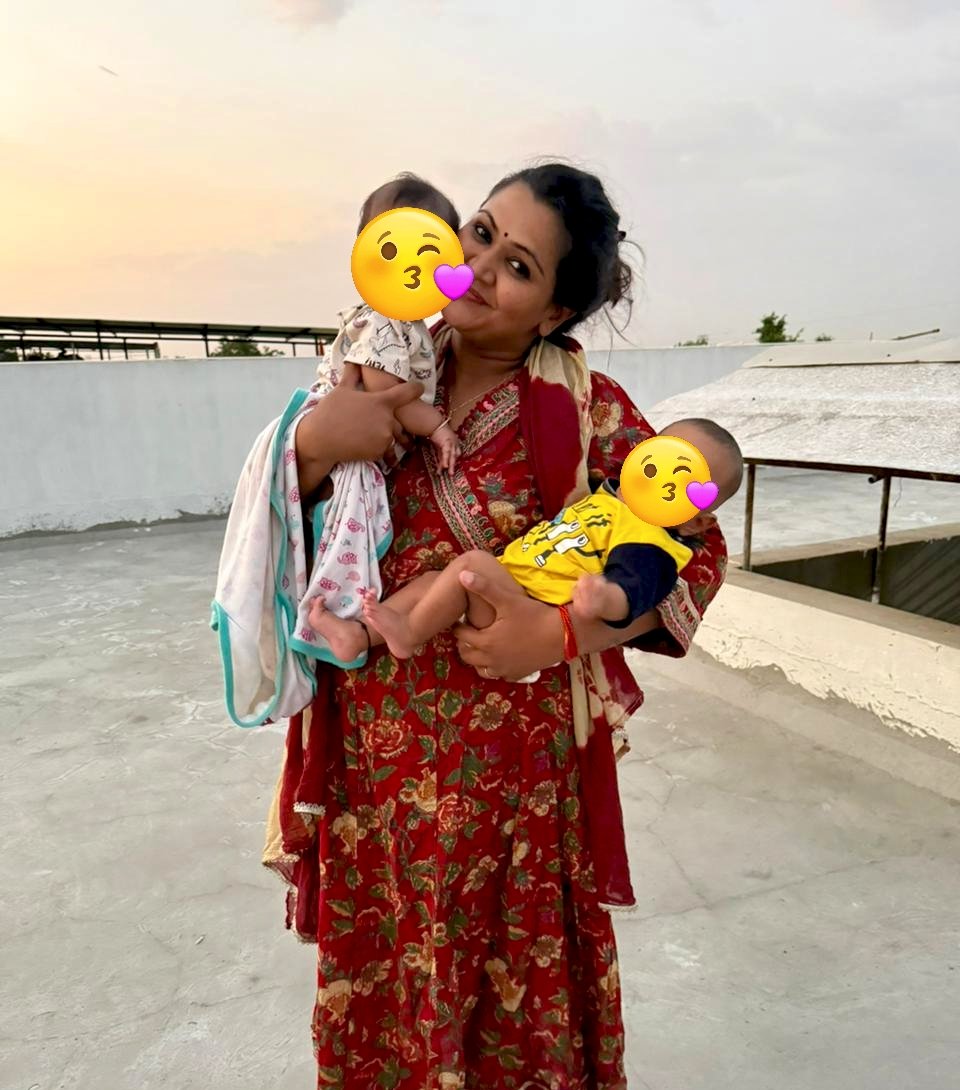 Maternity leave के बाद दफ्तर में काम पर वापसी।
अब #double ज़िम्मेदारी निभानी है,
मातृत्व और दफ्तर की।
#nainayadav #motherhood