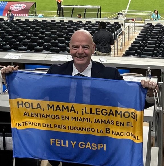 Barras_LATAM's tweet photo. 🇺🇸🇦🇷 Lord Infantino posando ayer con la bandera de unos hinchas de Boca https://t.co/2XnLYpQ8eP