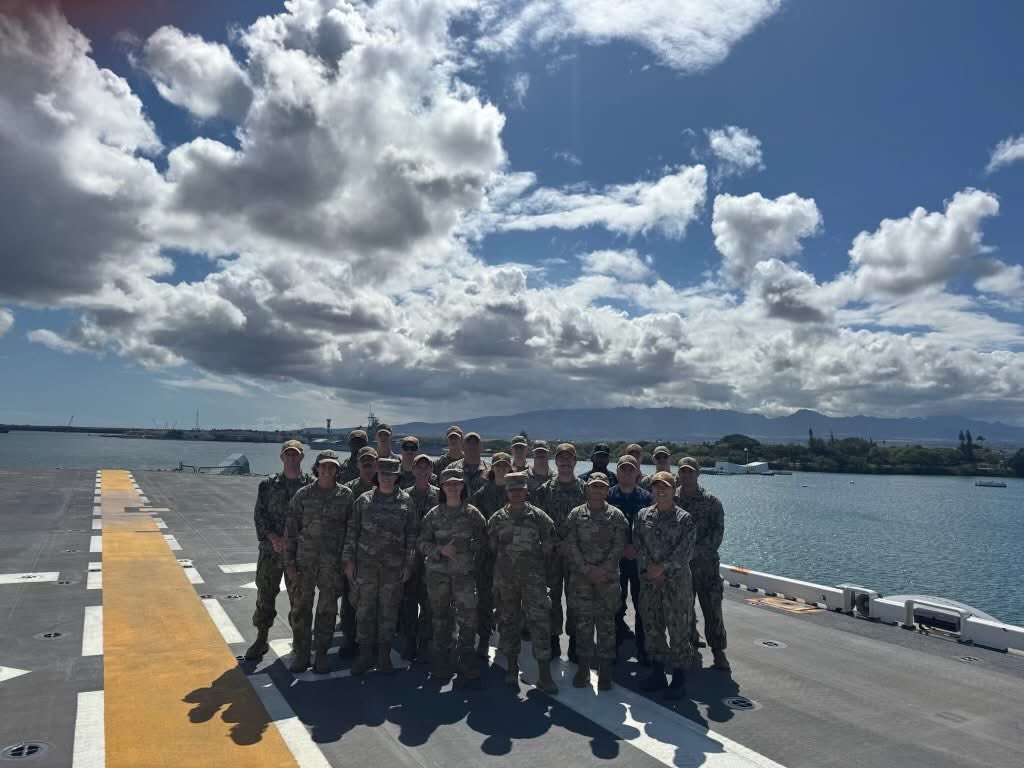 NavyOceans's tweet image. Steel sharpens steel! 💪⚔️ In Hawaii, the Strike Group Oceanography-SD Sailors aboard Tripoli (LHA-7) gave AGs at Joint Typhoon Warning Center a ship tour! Awesome collaboration throughout the @NavyOceans enterprise!
#NavalOceanography #ItStartsWithUs
#AccessManeuverLethality