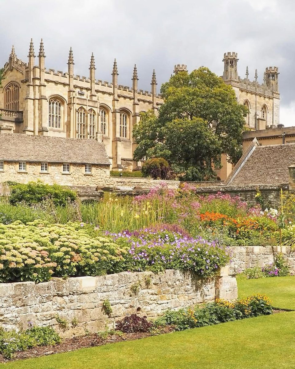oxfordalumni's tweet image. Today is the #SummerSolstice, which marks the longest day of the year in the northern hemisphere. ☀️
The gardens at @ChCh_Oxford are thriving on this sunny day - full of gorgeous flowers, trees and clear blue skies. 🌷 🌳
📷 Instagram | cat_thomson