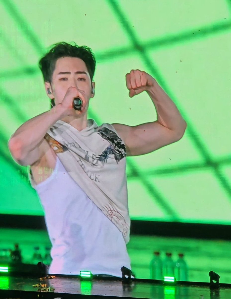 pshmew's tweet image. hoonceps

in big screen                         IRL