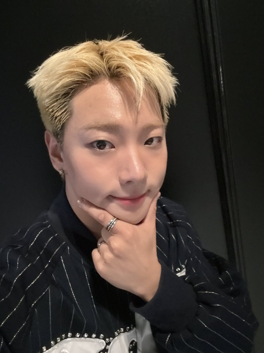 WM_ONOFF's tweet image. #이션

고마워 taipei

퓨즈들과 선배님들과 바나님들과 좋은 추억이었다…🧡