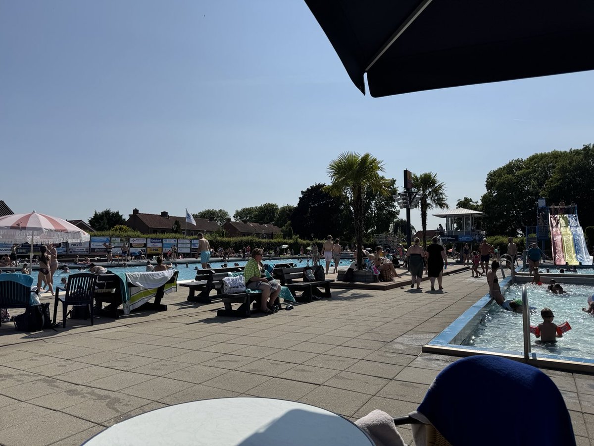 Wat een pret met dit mooie weer met de kleinkinderen in het buitenbad in ⁦<a href="/Gem_Montfoort/">Gemeente Montfoort</a>⁩