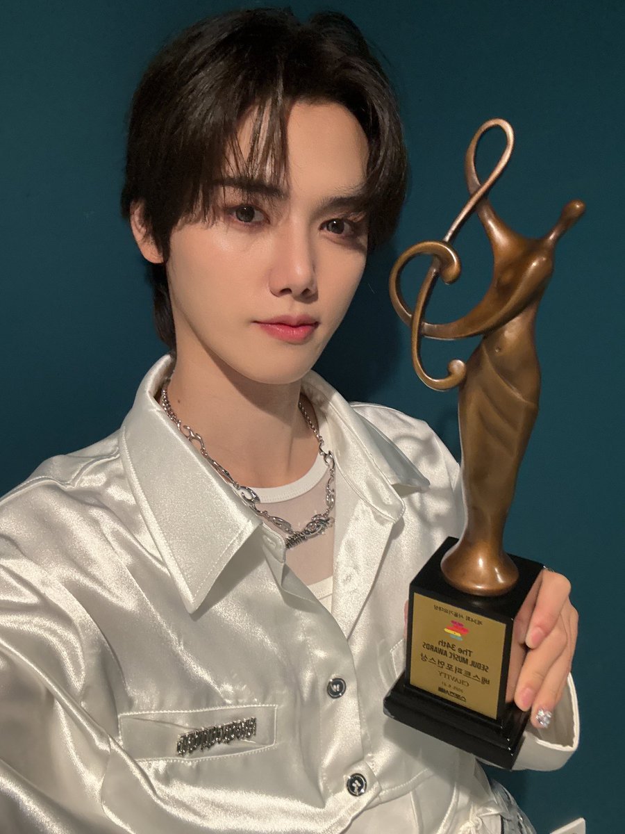 CRAVITY_twt's tweet photo. 러비티 사랑해❤️❤️❤️❤️
상 받게해줘서 고마워요 😘
#민희 #서울가요대상 https://t.co/EA633xpp0u
