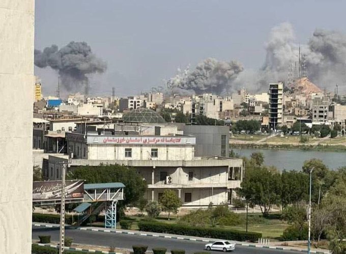 __MSingh's tweet image. 🚨 
ईरान के शहर अहवाज़ पर इज़रायल की तरफ से भीषण
प्रहार,

ऐसा प्रतीत होता है यह तृतीय विश्वयुद्ध का आगाज़ है,