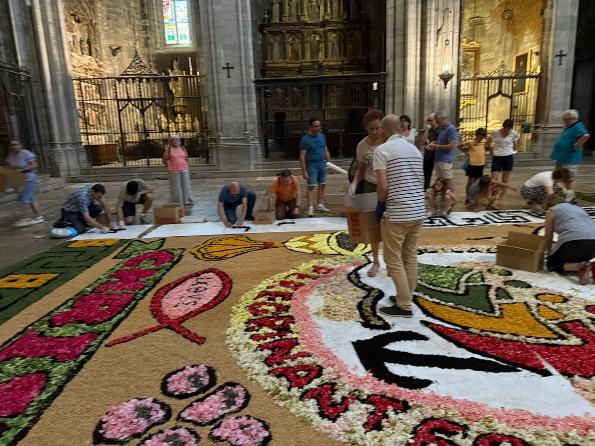 Bisbat de Girona ⛪️ (@bisbatgirona) on Twitter photo 🌸 La Confraria de Jesús i els Nens preparant, aquest matí, la catifa de Corpus per la celebració solemne de demà a la <a href="/CatedralGirona/">Catedral de Girona</a>.
<a href="/JuntaConfraries/">Junta Confraries GI</a> 🌸 La Confraria de Jesús i els Nens preparant, aquest matí, la catifa de Corpus per la celebració solemne de demà a la <a href="/CatedralGirona/">Catedral de Girona</a>.
<a href="/JuntaConfraries/">Junta Confraries GI</a>