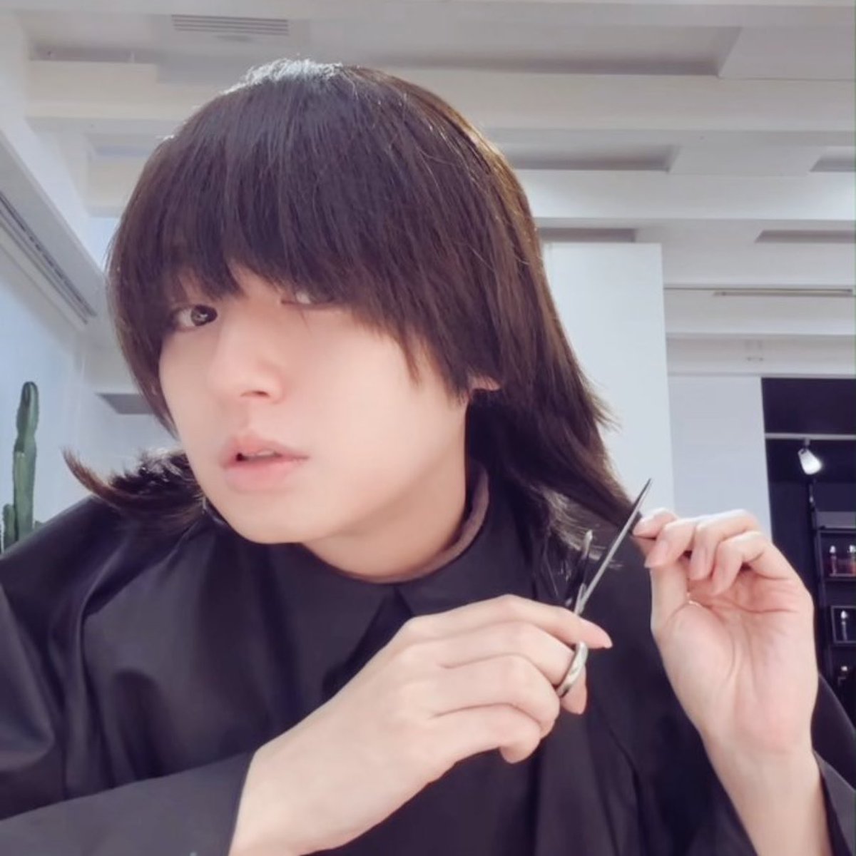 伊野尾くんの34歳、非常にありがたいお姿でした。突然院卒公表事変