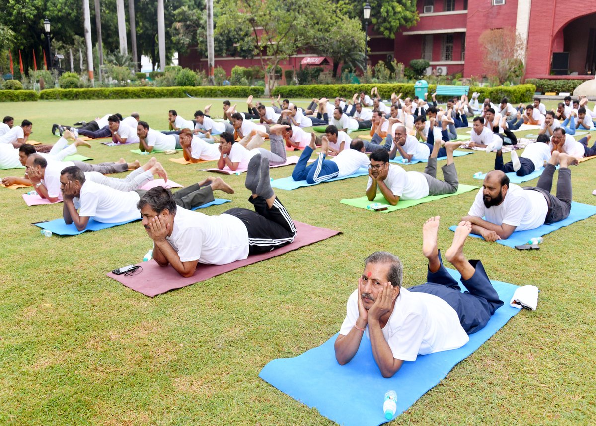 केन्द्रीय रेल विद्युतीकरण संगठन  द्वारा 11वें अंतराष्ट्रीय योग दिवस का व्यापक प्रचार-प्रसार को ध्यान में रखते हुए चन्द्र्शेखर आजाद उद्यान स्थित इलाहाबाद संग्रहालय प्रयागराज में महाप्रबन्धक/कोर-श्री संजय कुमार श्रीवास्तव की गरिमामयी उपस्थिती में कोर कर्मियों ने योगाभ्यास किया।
