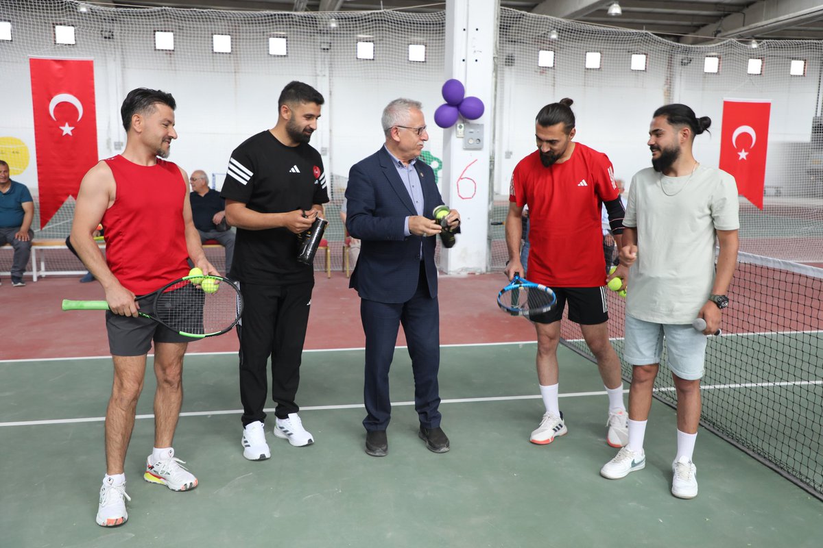 Yozgat'ta güzel şeyler olmaya devam ediyor.
Bugün de kapalı tenis kortumuzun açılışında tenis sever hemşehrilerimizle biraraya geldik.
Yozgat ve tenis birbirine çok yakıştı. 
Kursiyer ve sporcularımızın ilgisi de bizleri memnun etti.
Yozgat bu konuda da öncü ve örnek olacak.