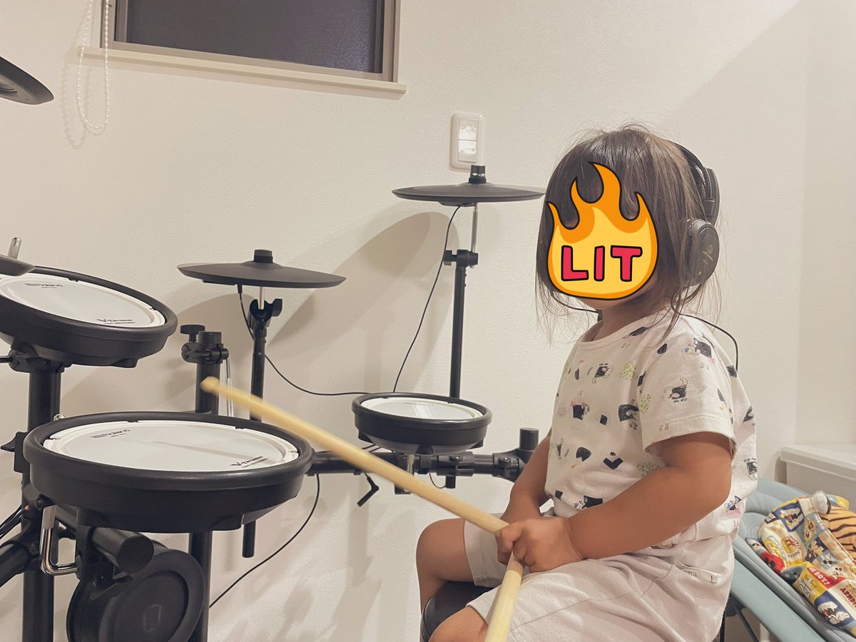 買ったぞぉぉぉぉぉぉぉ！！！！
全ての節約をして
3年間我慢して
お小遣いを切り詰めて
買ってやったんだぁぁぁぁぁぁぁ！！！！🥁

バウンティ音楽隊よ！
バンドやろうぜ！！🥁🎤🎸🎺🎻🎹

#こねぎも楽しそうでパパは嬉しい
#将来はシシドカフカになるのかな❓