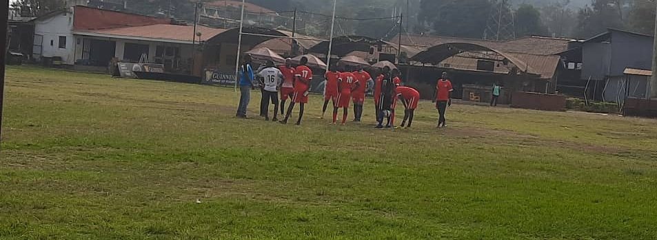 UgandaRC_Youths's tweet photo. It is half time, and the scores are 2️⃣ for @UgandaRedCross and 0️⃣ for Euro gold.
Our @UgandaRedCross Corporate team is at Legends Sports ground.
The Youths are part of the might team, and cheering on our great players.
#Youths #4YouthPartProgram
@DrBrianBilalK @inakasiita1 https://t.co/UfUmO9ZMZG