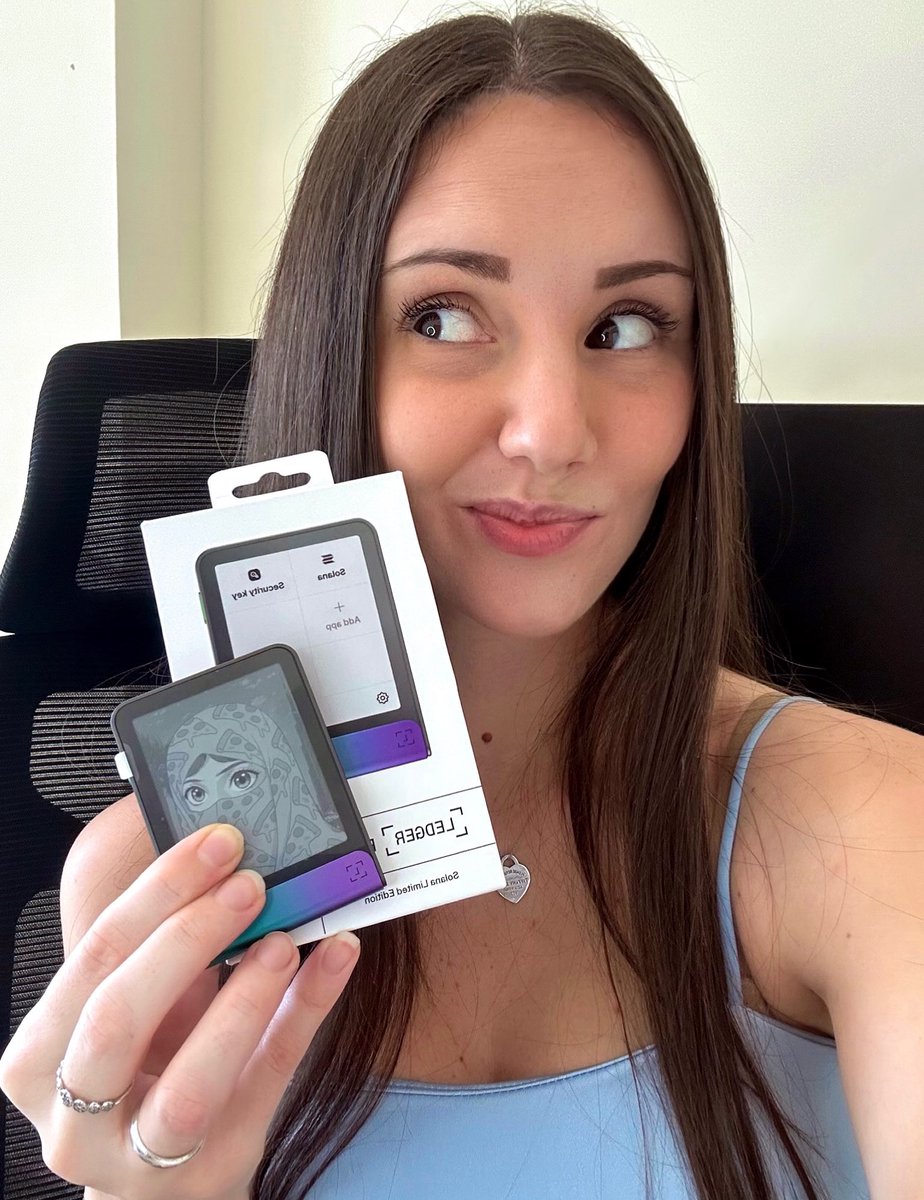 SOLANA FLEX GIVEAWAY! 🎁

I’ve teamed up with <a href="/Ledger/">Ledger</a> to give away 1 Ledger Flex – Solana Edition 🔥

TO ENTER:
✅ Follow me &amp; <a href="/Ledger/">Ledger</a> 
✅ Like &amp; RT this post
✅ Tag 3 friends in the comments

Winner announced in 72 hours! ⏰