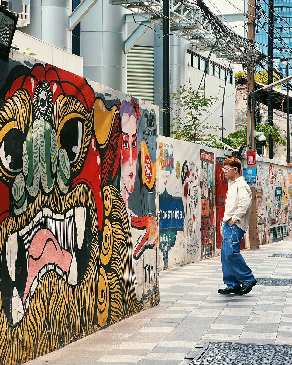 a lil’ dump from Talad Noi ‘cause these streets deserve it 📷