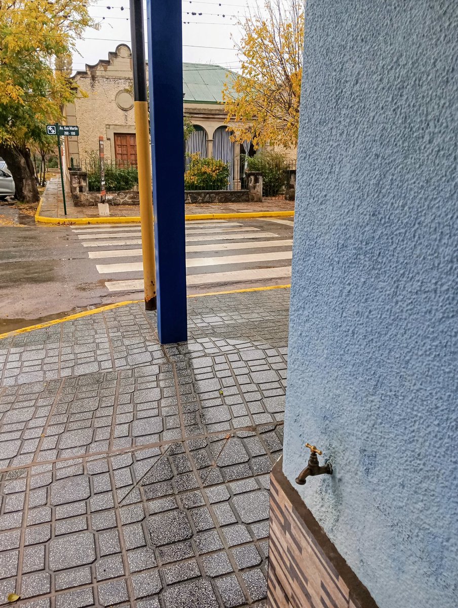 En el interior del interior de Cordoba, todas las esquinas de un Pueblo en paz y con armonía.Tienen una canilla para que los Vecinos puedan baldear las veredas.
La Argentina que todos Soñamos!!!❤️