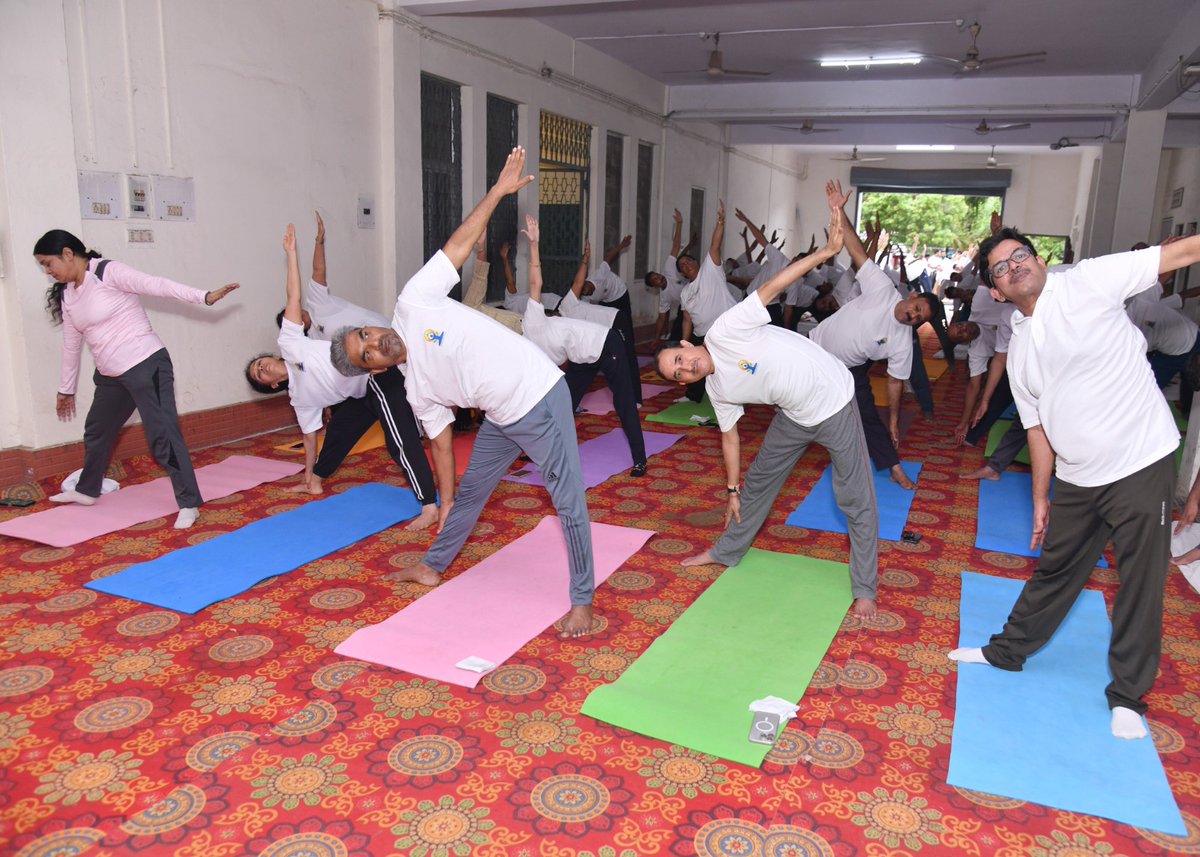 केन्द्रीय रेल विद्युतीकरण संगठन, प्रयागराज में चल रहे 11वें अंतर्राष्ट्रीय योग दिवस में महाप्रबन्धक/कोर-श्री संजय कुमार श्रीवास्तव की गरिमामयी उपस्थिती में  कोर कार्यालय के मुख्यालय प्रांगण में अधिकारियों व कर्मचारियों को योगाभ्यास कराया गया ।