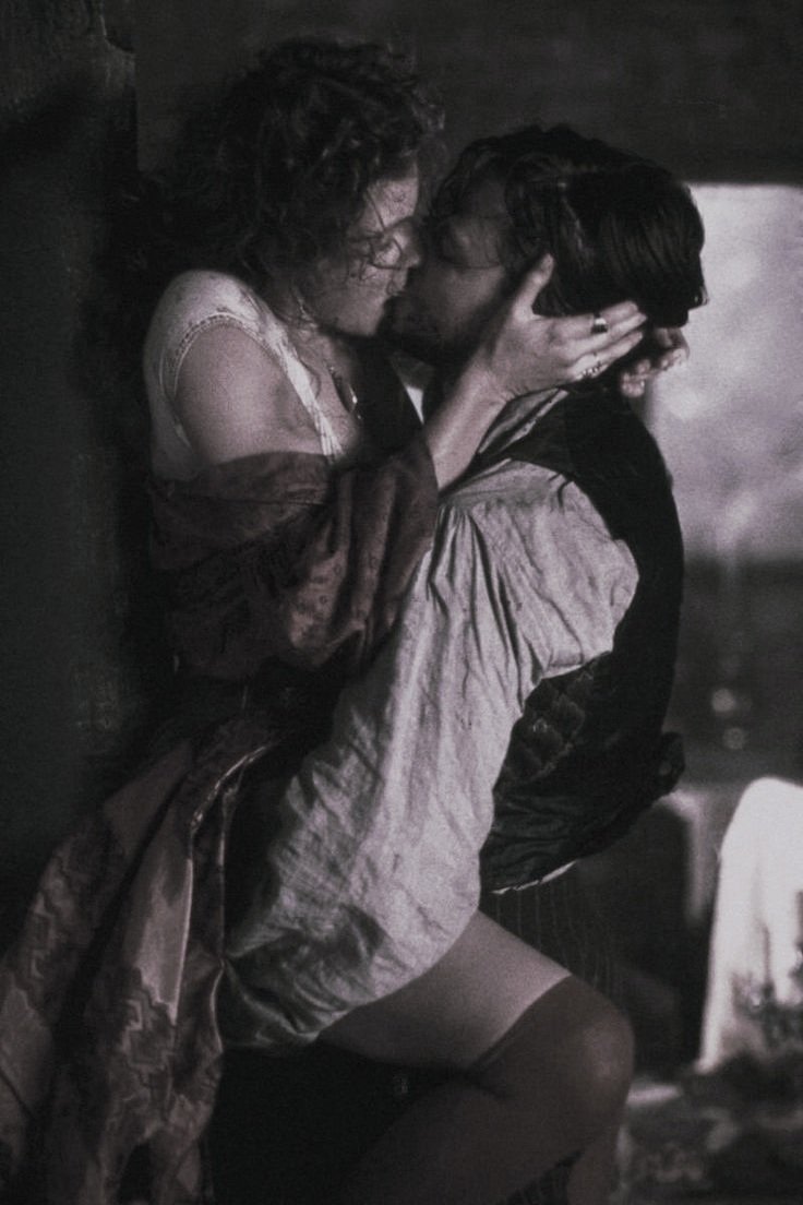 SexxxoSentido's tweet image. En el silencio del alma,  donde los ríos del tiempo murmuran verdades olvidadas, ellos se encontraron, no por obra del azar, sino por un anhelo tejido en los hilos invisibles del destino. Él un poeta con el corazón herido por la luz de las estrellas, llevaba en los ojos la furia…