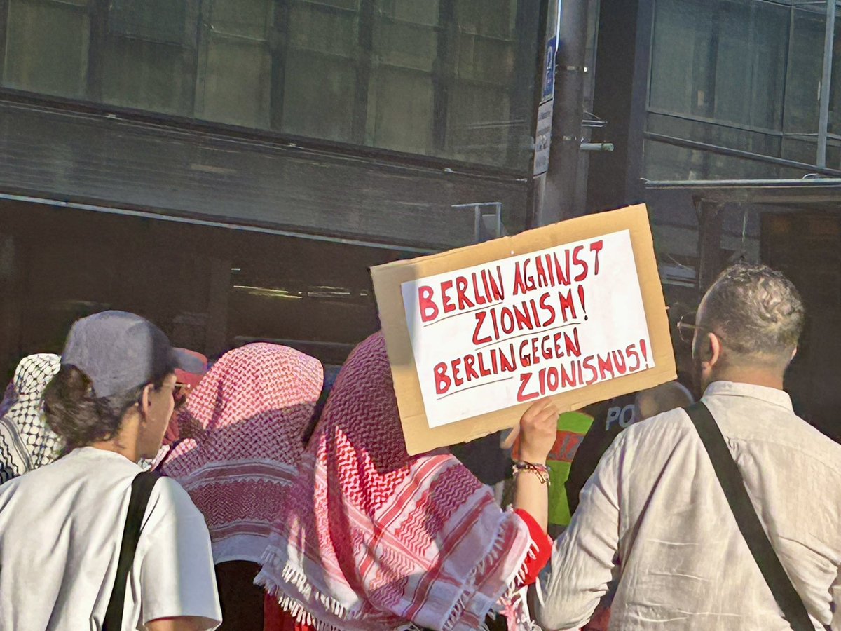 SarahMSander's tweet image. Heute findet in der Hauptstadt eine Demonstration statt mit dem Namen #UnitedForGaza - nach offiziellen Angaben sind es 15.000 Menschen, die hier durch #Berlin ziehen. Es ist erschreckend eine solche Masse an Menschen zu sehen, die lauthals zur Vernichtung des jüdischen Staates…