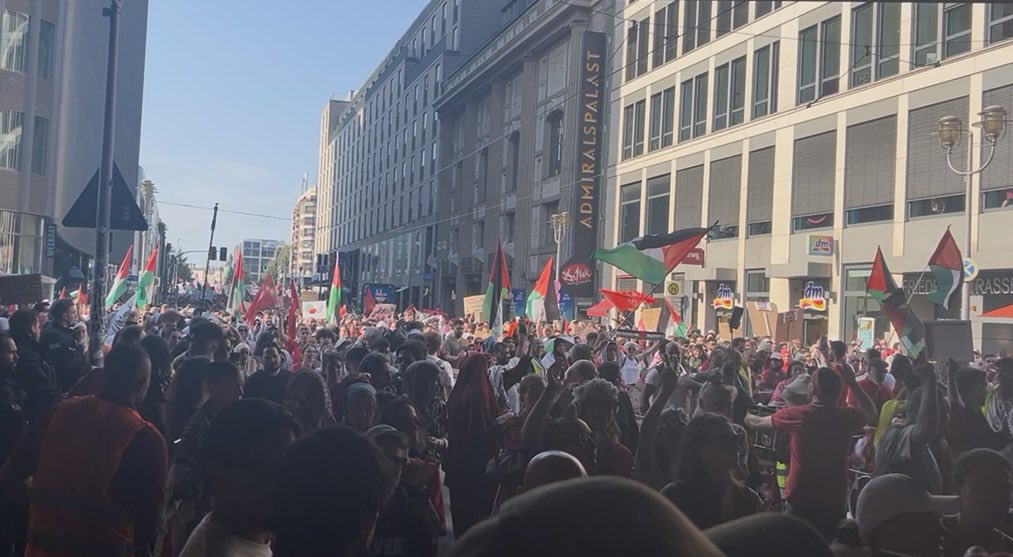 SarahMSander's tweet image. Heute findet in der Hauptstadt eine Demonstration statt mit dem Namen #UnitedForGaza - nach offiziellen Angaben sind es 15.000 Menschen, die hier durch #Berlin ziehen. Es ist erschreckend eine solche Masse an Menschen zu sehen, die lauthals zur Vernichtung des jüdischen Staates…