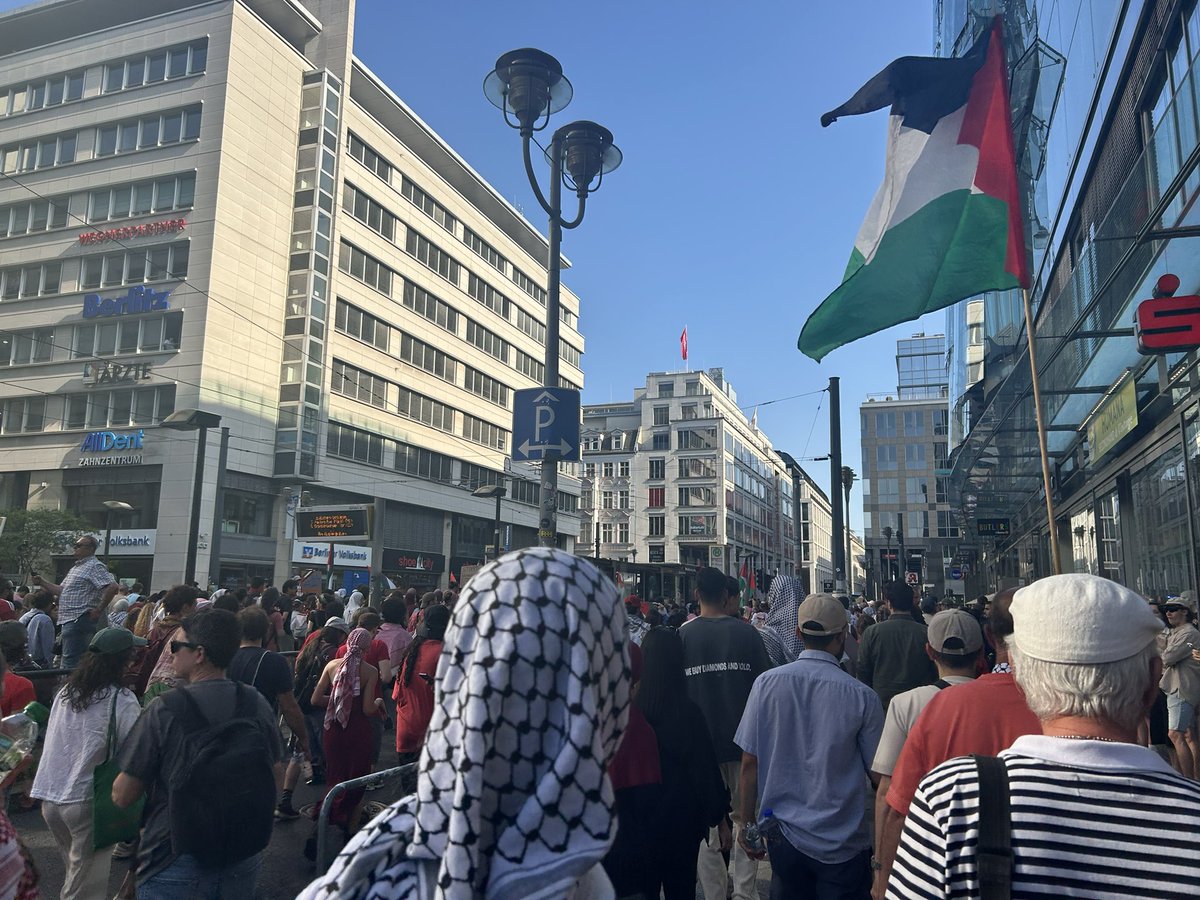 SarahMSander's tweet image. Heute findet in der Hauptstadt eine Demonstration statt mit dem Namen #UnitedForGaza - nach offiziellen Angaben sind es 15.000 Menschen, die hier durch #Berlin ziehen. Es ist erschreckend eine solche Masse an Menschen zu sehen, die lauthals zur Vernichtung des jüdischen Staates…