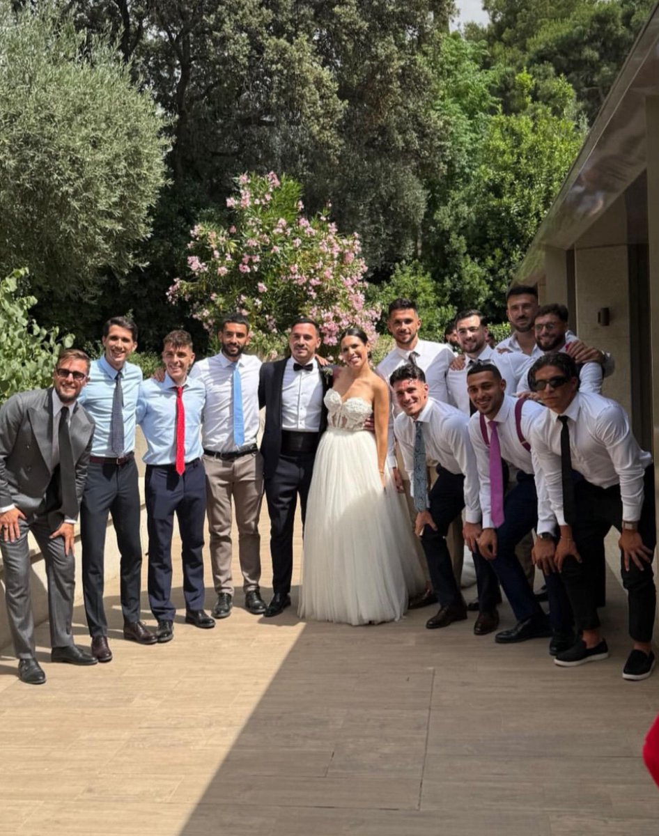 💒 Con todo el cariño de tu familia blanquiazul 💙

¡¡¡Que seáis muy felices, Alfonso y Lara!!!