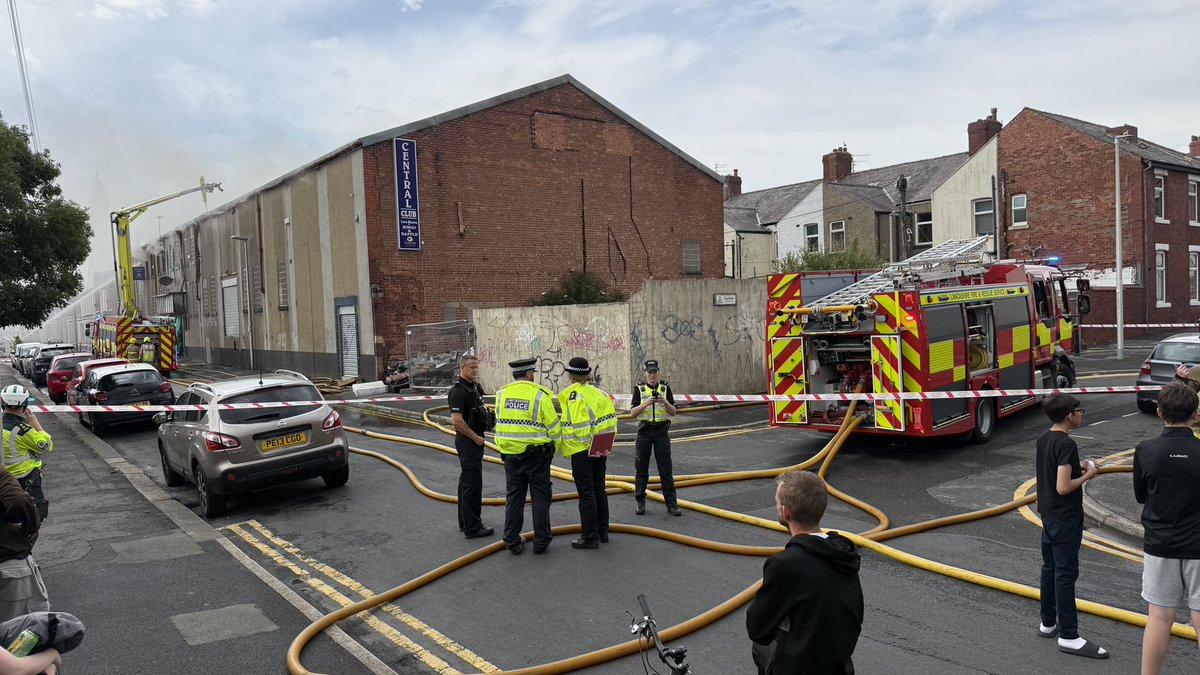 I made a video of the building fire in Blackpool this afternoon youtu.be/iGcrZ5pRVfo?si…