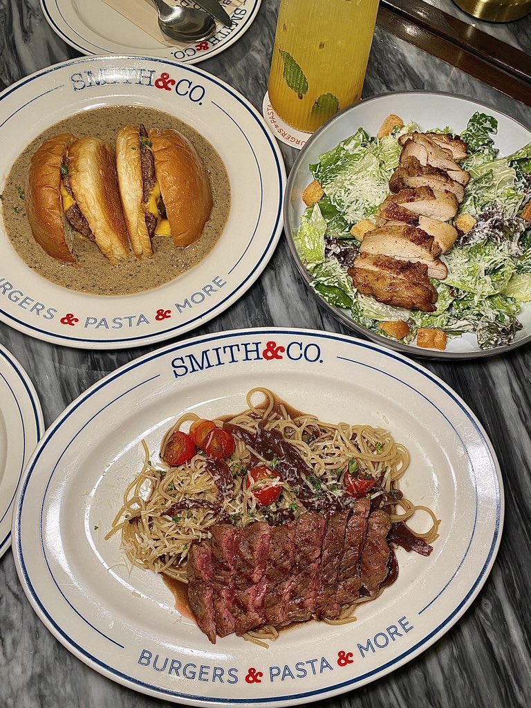 Smith &amp; Co. เมนูซิกเนเจอร์ที่อยากลองมานาน เบอร์เกอร์เนื้อซอสทรัฟเฟิลคือดีมากก bun นุ่มอร่อย จุ้มกับซอสทรัฟเฟิลหอมอ่อนๆ ฟินสุด พาสต้าสเต็กซอสไวน์ก็ดี ราคาดีด้วย หมดนี่พันนิดๆ แนะนำเลย มี2สาขา one bangkok กับ เมอคิวรี่ชิดลม <a href="/aroii/">@aroii บอกต่อ</a> #อร่อยบอกต่อ #borntoeatt