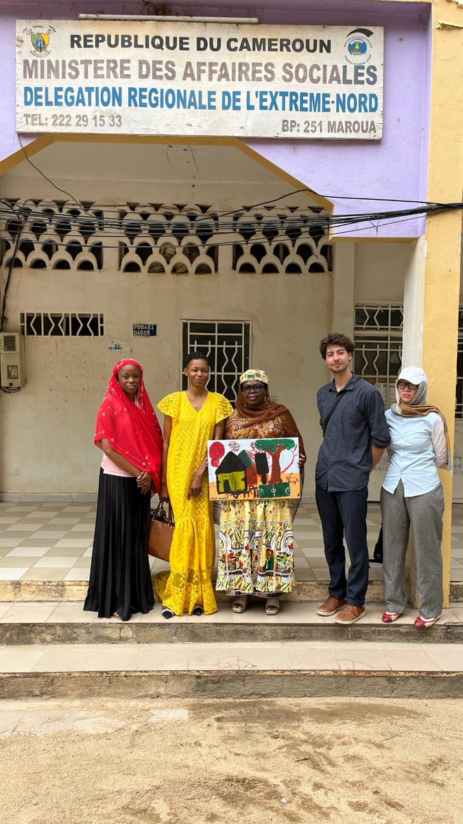 🎨🤝🌍 Nouvelle journée intense à Maroua! Œuvre offerte à la Déléguée régionale des Affaires sociales #MINAS, moment fort avec les enfants déplacés du camp de Domayo, immersion vibrante dans les cérémonies des Lamidats de Maroua et Miskine...
#Assawaree2025 
#Solidarité 
#Culture