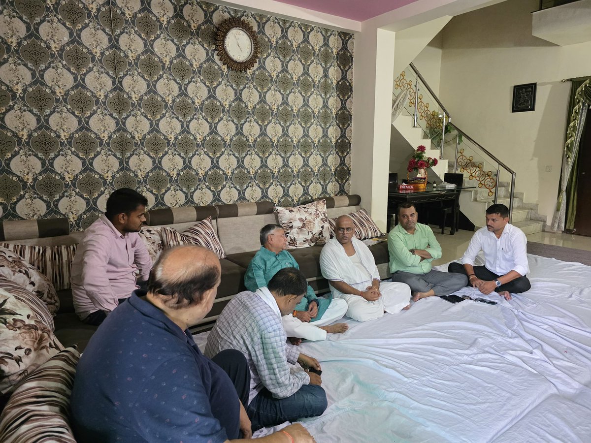 आज जनपद आगरा के A-88 दीक्षा केसीआर टाउन बमरोली अहीर मार्ग, ग्वालियर रोड पर श्री राजकुमार शर्मा जी दैनिक समाचार पत्र हिंदुस्तान विशेष संवाददाता के पूज्य पिताजी के निधन के पश्चात निज निवास जाकर शोक संवेदना व्यक्त की