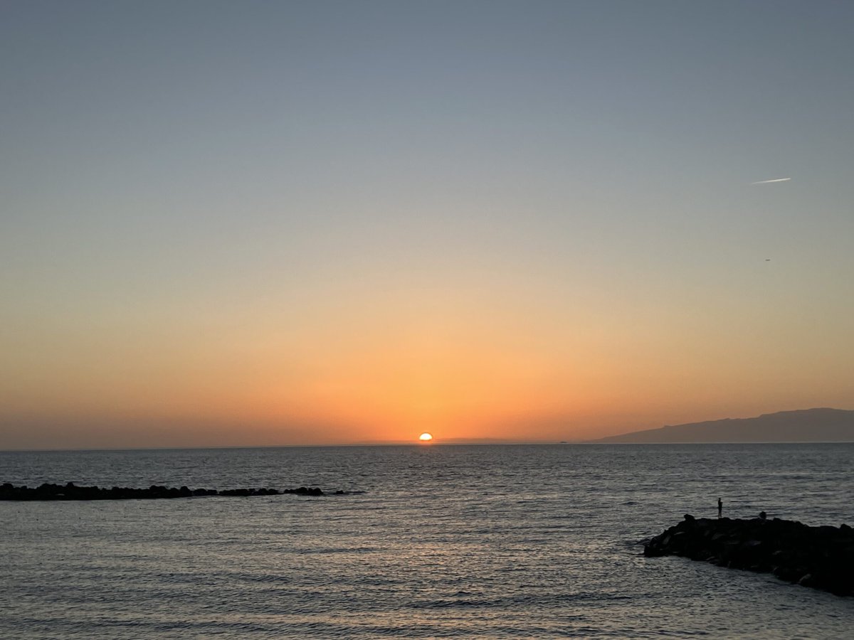 MoujliOnline's tweet image. moujli.com/photos/golden-… Golden hour at Tenerife Beach 🌅✨ Nature at its finest. #Tenerife #SunsetVibes #TravelPhotography #TravelPhotos