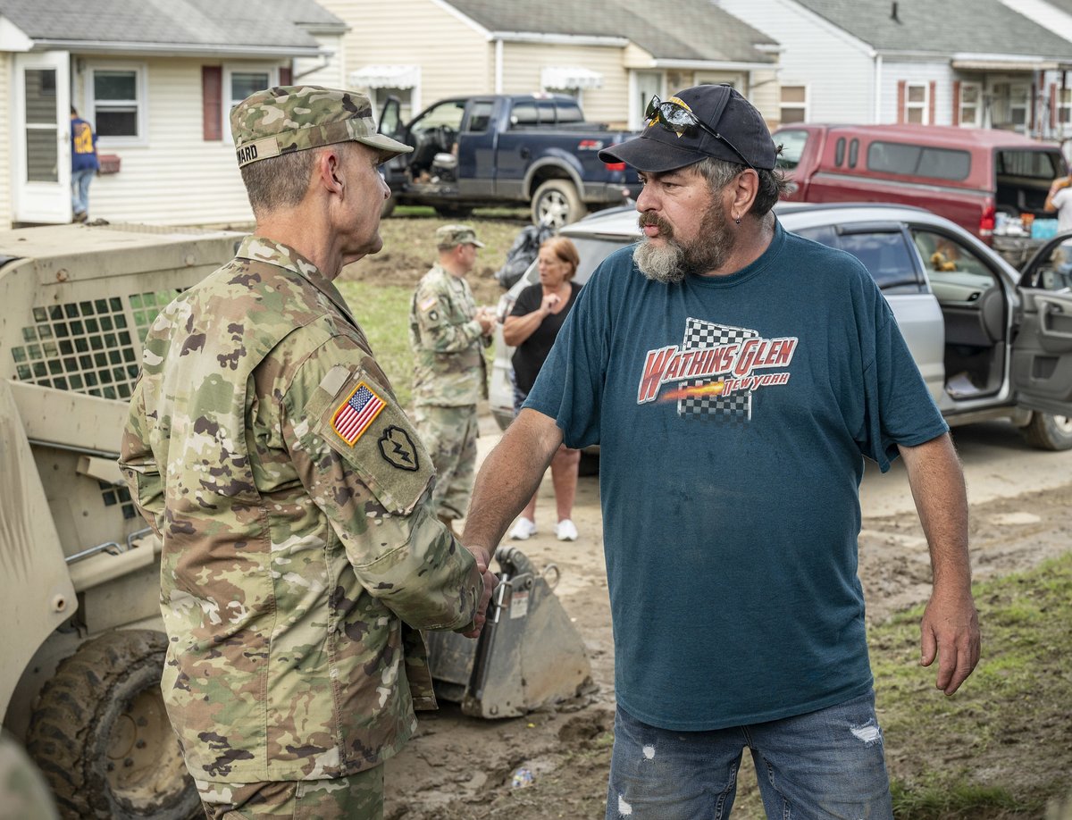 Earlier this week, West Virginia National Guardsmen answered the call to help communities in their state impacted by severe flash flooding. Great job, teammates! #AlwaysReadyAlwaysThere  

🔗 nationalguard.mil/News/Article-V…