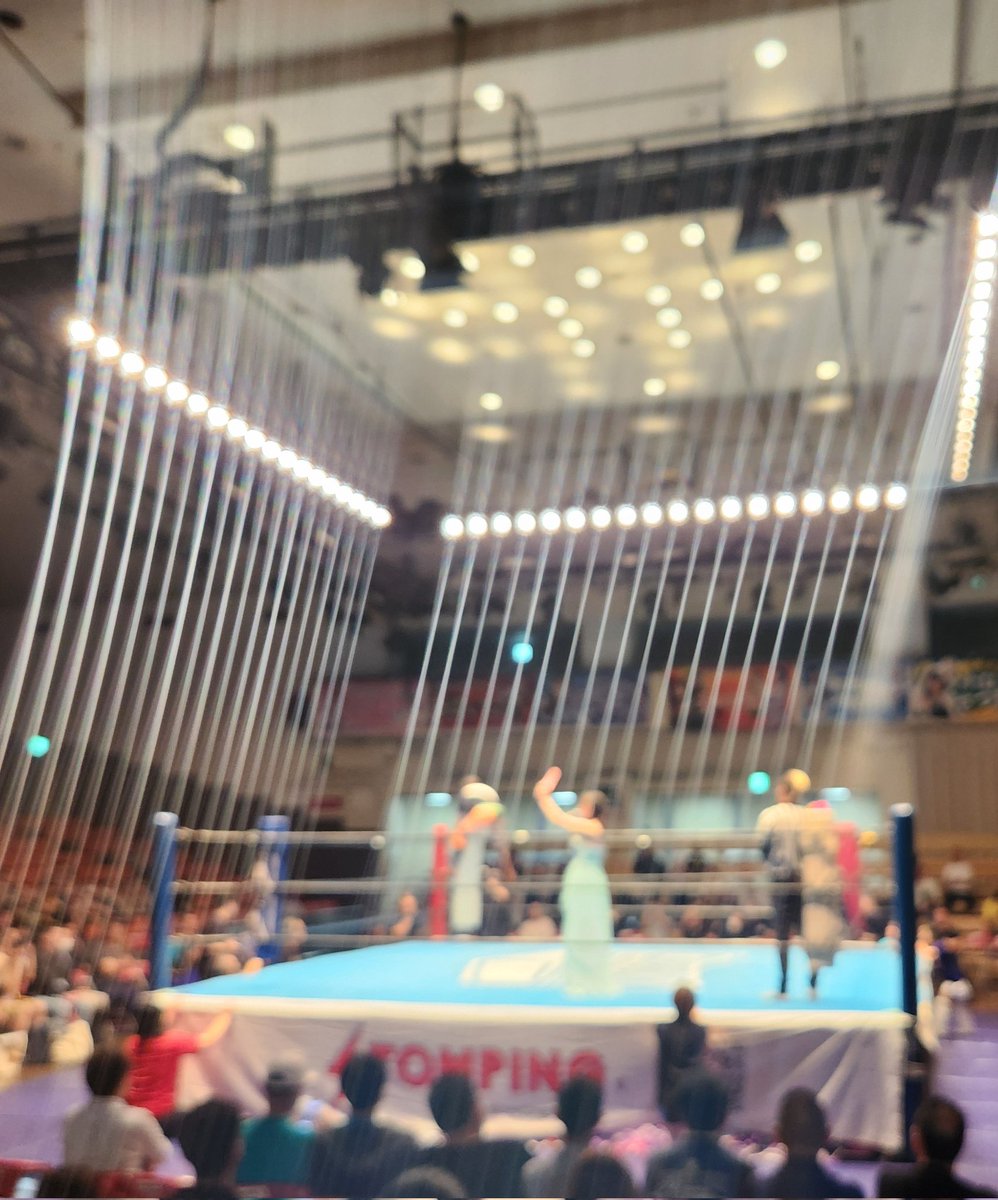 雨のちリボン2025ありがとうございました。リングにビックライト光線。神々しくて、少し胸がきゅってなった。　#iceribbon