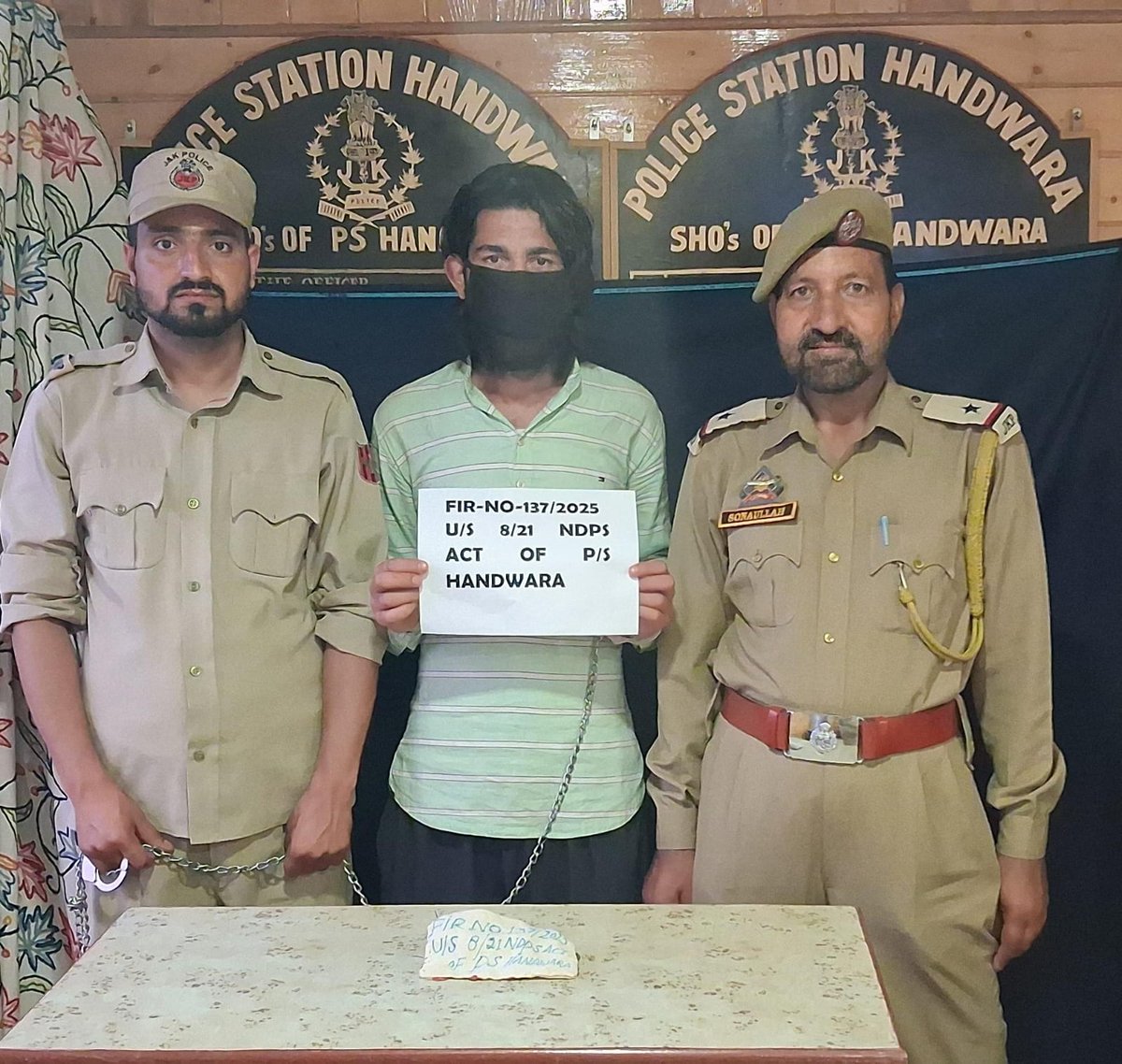 #HandwaraPolice Intercepts Drug Peddler
During Naka at Tutigund, 4g of suspected heroin recovered from Towseen Ahmad Khan of Tangdar.
FIR 137/2025 registered at PS Handwara under NDPS Act.
#WarOnDrugs 
<a href="/JmuKmrPolice/">J&K Police</a> 
<a href="/KashmirPolice/">Kashmir Zone Police</a> 
<a href="/DIGBaramulla/">DIG of Police NKR Baramulla</a>