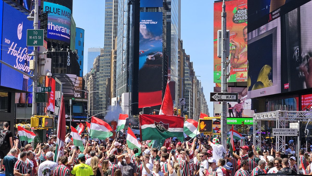 DoentesPFutebol's tweet photo. As torcidas sul-americanas são o ponto alto dessa Copa do Mundo de Clubes.

Hoje a do Fluminense lotou a Times Square. Foda demais!

O mundo não está só vendo do que o futebol brasileiro é capaz, como também nossos torcedores.

📸 @nevesmarcello