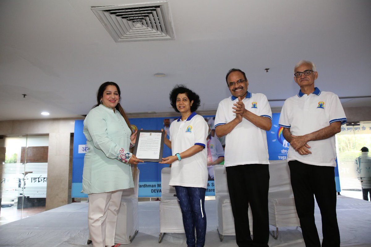 Devayaasociety's tweet photo. Deeply honored to receive recognition at #YogSamavesh from Additional Secy Aradhana Patnaik &amp; Director Sandeep Bansal @sjhdelhi. Our 10-day signature yoga program with expectant mothers was a beautiful journey of wellness &amp; mindfulness. 🧘‍♀️
@ccrschennai @moayush @DirectorCcryn https://t.co/OilsvXILbk