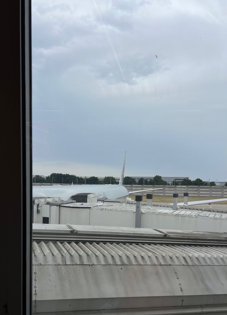 شاعرك .. لا تابعي ولا صحابي 
لكن ان ما سر نفسه ما خذلها

ما يتاجر بالشعور  .. ولا يرابي
كل يوم يحاسب النفس بعملها 

اقرب احبابه هو اللي مايحابي 
واجمل احلامه هي اللي ماوصلها

" ودي ارجع من بعد طول اغترابي 
يا كثر ما اشتقت للديرة واهلها "