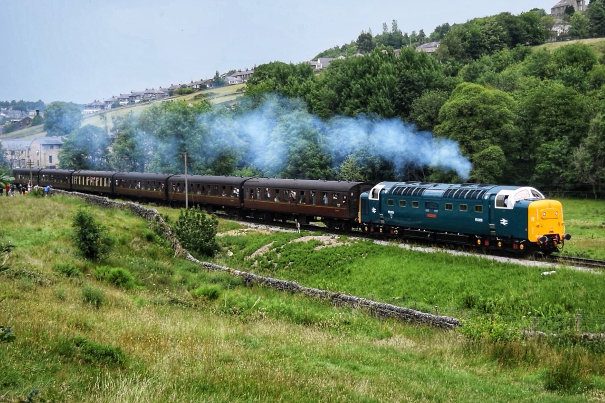 "Alycidon" singing the song of her people as she thunders up towards Oxenhope 😍

<a href="/WorthValley/">Keighley & Worth Valley Railway</a> <a href="/DelticPS/">Deltic Preservation</a> #Class55 #KeighleyAndWorthValleyRailway #DieselGala