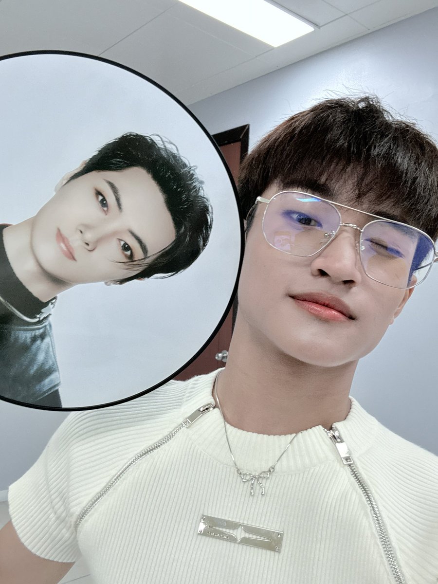 rockchicqt's tweet photo. the ones holding jay pickets are Thai and Copper from BUS, and FRAME from DICE 🤍

#BUSbecauseofyouishine #FRAMEtanannat
#WALKTHELINE_IN_BANGKOK https://t.co/SnjCw9SJZh